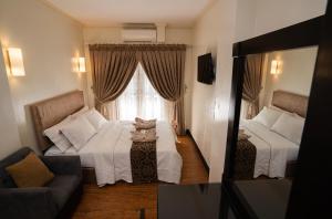 Ένα ή περισσότερα κρεβάτια σε δωμάτιο στο West Loch Park Hotel Vigan