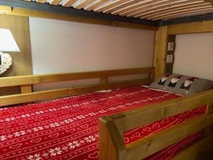 Łóżko lub łóżka w pokoju w obiekcie Pied des Pistes, 2 pièces, 6pers, Piscine et Sauna