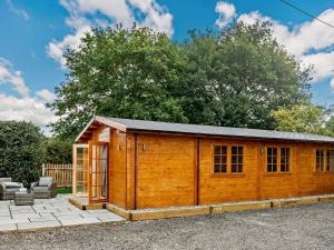 cobertizo de madera con patio en Hulver Lodge, Snape, Suffolk., en Snape