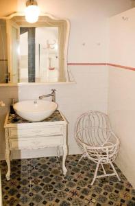 La salle de bains est pourvue d'un lavabo, d'un miroir et d'une chaise. dans l'établissement Precioso estudio, à Arenas de San Pedro