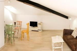 - un salon avec un canapé, une table et une télévision dans l'établissement Precioso estudio, à Arenas de San Pedro