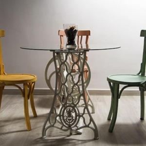 une table en verre avec deux chaises et un vase au-dessus dans l'établissement Precioso estudio, à Arenas de San Pedro