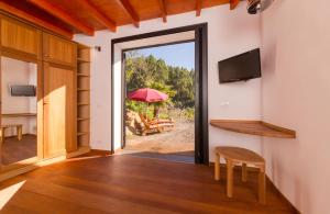 Televisyen dan/atau pusat hiburan di Ferienhaus El Sitio- Relaxen über den Wolken, Pool