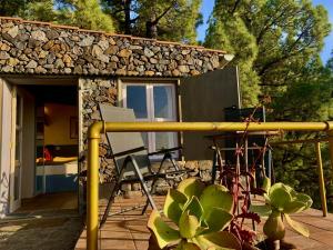 a house with a yellow pole on a patio at Tiny House Vogelnest in Puntagorda