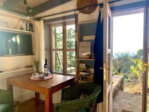 a dining room with a table and a window at Tiny House Vogelnest in Puntagorda