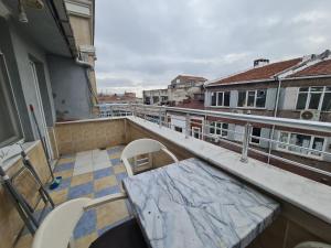 イスタンブールにあるLuxury grand bazaar suitesのバルコニー(テーブル、椅子付)
