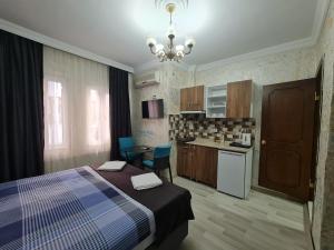 イスタンブールにあるLuxury grand bazaar suitesのベッドルーム1室(ベッド1台付)、小さなキッチンが備わります。