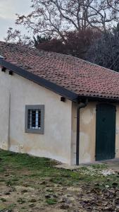 a small white building with a green door at CharmeRooms Villa Moroni La Depandance in Stezzano