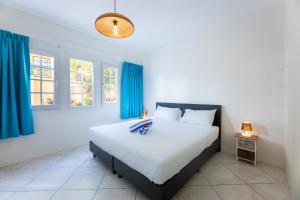 Voodi või voodid majutusasutuse Spanish Water Marina Apartments toas
