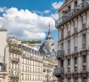 un groupe de bâtiments dans une ville avec une tour dans l'établissement GemBnB Luxury Apartments - Résidence Rivoli, à Paris