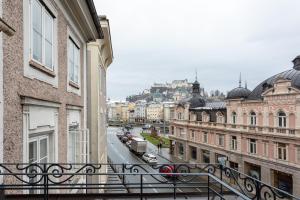 uma vista para uma rua da cidade a partir de uma varanda em numa I Sonate Apartments em Salzburgo