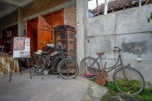 two bikes are parked next to a building at Griya Mataram Kotagede Mitra RedDoorz in Yogyakarta