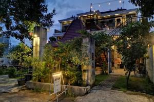 una casa con un cartello davanti di Griya Mataram Kotagede Mitra RedDoorz a Yogyakarta