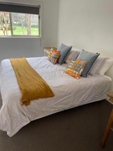 Ένα ή περισσότερα κρεβάτια σε δωμάτιο στο Wallaby Cottage