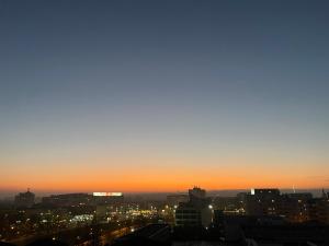 - une vue sur les toits de la ville au coucher du soleil dans l'établissement Luxury Apartment with Sunset View Palas, à Iaşi