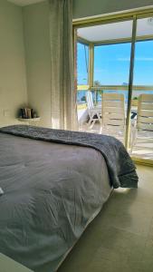 una camera con letto e vista sull'oceano di Principado Marina Benidorm Playa Poniente a Benidorm