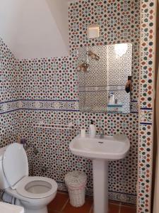 een badkamer met een toilet en een wastafel bij Grand appart 4,6,8 personnes vue directe sur mer in Villajoyosa
