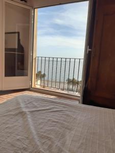 een open deur naar een balkon met uitzicht op de oceaan bij Grand appart 4,6,8 personnes vue directe sur mer in Villajoyosa