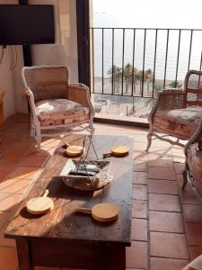 ein Wohnzimmer mit einem Tisch und Meerblick in der Unterkunft Grand appart 4,6,8 personnes vue directe sur mer in Villajoyosa