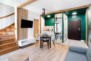 Televízia a/alebo spoločenská miestnosť v ubytovaní Apartament Dwa Pięterka w Szklarskiej