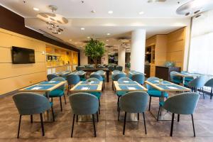 A television and/or entertainment centre at Ramada Plaza by Wyndham Milano