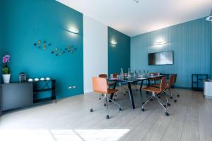 A television and/or entertainment centre at Ramada Plaza by Wyndham Milano