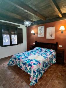 een slaapkamer met een bed in een kamer bij Casas rurales lagunas de Ruidera II in Ossa de Montiel