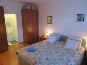 Un dormitorio con una cama con una caja azul. en Peony, en Rogaška Slatina