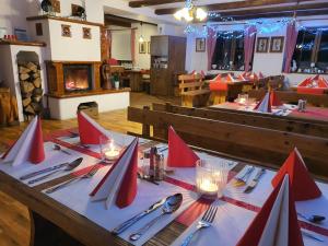 un tavolo con tovaglioli rossi sopra in un ristorante di Wellness Chata Jana a Lopeník