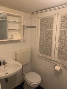 bagno bianco con servizi igienici e lavandino di Hotel La Pergola di Venezia a Lido di Venezia