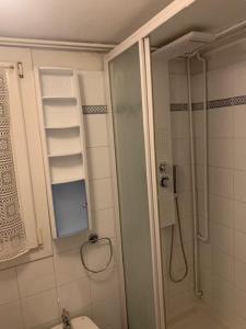 bagno bianco con doccia e servizi igienici di Hotel La Pergola di Venezia a Lido di Venezia