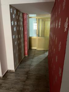アンタルヤにあるErsoy Ak Pansiyonの赤と白の壁と部屋のある空の廊下