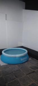 um disco voador azul sentado no topo de um piso em Familiar 10 camas 3 hab 1,5 baños, excelente em Paraná