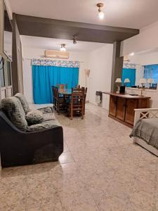 uma sala de estar com um sofá e uma mesa em Familiar 10 camas 3 hab 1,5 baños, excelente em Paraná
