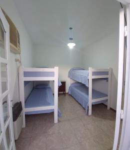 um quarto com 2 beliches num quarto em Familiar 10 camas 3 hab 1,5 baños, excelente em Paraná