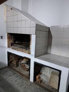 uma cozinha com lareira no meio de uma sala em Familiar 10 camas 3 hab 1,5 baños, excelente em Paraná