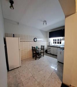 uma cozinha com uma mesa e cadeiras e um frigorífico em Familiar 10 camas 3 hab 1,5 baños, excelente em Paraná