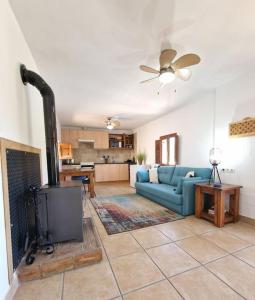 - un salon avec un canapé bleu et une cheminée dans l'établissement Casa Caballo a private cottage in Lubrin, à Lubrín