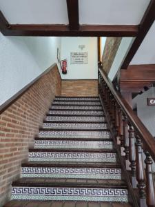 um conjunto de escadas num edifício em Hostal El Hidalgo em Villaluenga