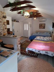 ein Schlafzimmer mit 2 Betten und eine Küche darin in der Unterkunft Studio Apartments Dilberovic in Mostar