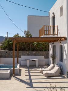 un patio con terrazza, tavolo e piscina di Villa Arkadia a Parasporos