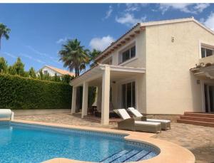 een zwembad voor een huis bij villa Altea con piscina privada in Bernia