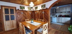 a dining room with a table and a kitchen at Apartments in Villa Barbara in Świeradów-Zdrój