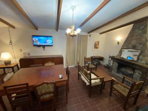 uma sala de jantar com uma mesa e uma lareira em CASA DE CAMPO POTRERILLOS em Potrerillos