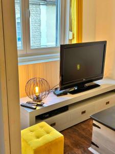 een woonkamer met een flatscreen-tv op een tafel bij Not far from Wissant in Marquise