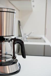 a food processor sitting on top of a kitchen counter at Kelbergerly Hills in Kelberg