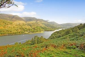 uma vista para um rio com montanhas ao fundo em Unique restored Old Post Office em Kinlochleven