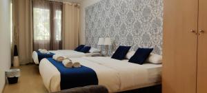 duas camas num quarto com azul e branco em Guest House Barcelona Bruc em Barcelona