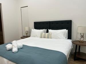 sypialnia z dużym łóżkiem z białą pościelą i poduszkami w obiekcie Vineyard stay at Mudgee w mieście Apple Tree Flat