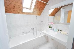 y baño con bañera blanca y lavamanos. en Centra Hotel Zurich, en Bassersdorf 37 fotos más